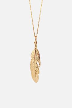 apop Exclusives, beautiful intricate gold feather. Made of .925 sterling silver. Plated in Yellow Gold. Large feather pendant with corresponding necklace chain. Choose your favorite length, shop@apop! Measurements: 2 inch length x .50 inch wide Material: .925 sterling silver, gold plated finish Feather Jewelry Necklace, Jewelry Accessories Necklaces, Jewellery Pictures, Gold Feather Necklace, Gold Plates, Feather Pendant Necklace, Green Sapphire Ring, Feather Necklace, Diy Chandelier