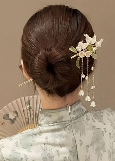 Chinese flower hairpin Hair Pins Flower, Pearl Accessories Hair, Chinese Hair Ornaments, Japanese Hair Pin Hairstyles, Cute Japanese Accessories, Hair Pin Chinese, Chinese Style Hair, Chinese Bridal Hair, Hair Pin Aesthetic