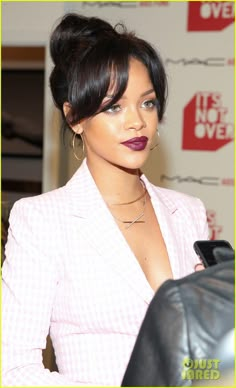 Rihanna Makeup, Straight Hairstyle, Rihanna Hairstyles, Top Knot Bun, Rihanna Looks, Rihanna Photos, Rihanna Style, Bad Gal, Penteado Cabelo Curto