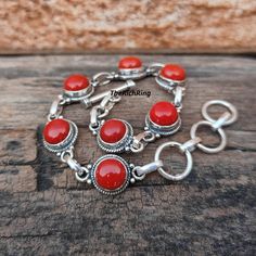 Bienvenue dans ma boutique, Superbe bracelet rond en corail en argent - Des bijoux de créateur pour un effet audacieux et dynamique, parfaits pour toutes les occasions ou au quotidien. Merci d'avoir visité ma boutique. Bracelet In Silver, Coral Bracelet, Wedding Jewelry Bracelets, Wedding Bracelet, Designer Jewelry, Everyday Style, Small Gifts, Everyday Fashion, Wedding Jewelry