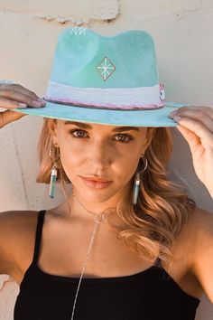 Our Fonte Tulum hats have a classic full length brim of 9 cm, wich perfectly shades the face from the summer sun. Each piece is unique due its artisanal elaboration. The magical hands of the artisans unite with the current vision of our designs. From Tulum to the world. Sizes: M: Circumference is 56-58cm and fits most head sizes. L: Circumference is 60-62cm. Both sizes include an adjustable string inside for a secure fit. Adjustable Flat Brim Felt Hat For Summer, Green Western Hats For Spring, Artisan Hats For Beach And Kentucky Derby, Green Western Style Hats For Spring, Summer Adjustable Felt Hat With Flat Brim, Summer Felt Hat With Adjustable Flat Brim, Green Summer Boater Hat With Flat Brim, Artisan Brimmed Boater Hat For Summer, Adjustable Brimmed Felt Hat For Summer