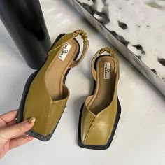 Shipping: Worldwide Express Shipping AvailableDelivery time: 7-15Days Fast ShippingReturns: Fast refund, 100% Money Back Guarantee. Ladies Sandals, Elegant Sandals, Sac Lunch, Comfortable Slippers, Summer Elegant, Comfortable Flats, Designer Sandals, Toe Sandals, Sandal Fashion