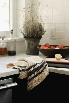 the kitchen counter is clean and ready to be used as a dishwasher or oven mitt