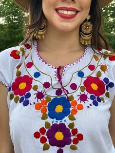 This Beautiful Floral Hand Embroidered Blouse is the perfect Top for Everyday use or a special event. This blouse is hand embroidered by Mexican Artisans and is completely one of a kind! This blouse comes in one size which fits sizes Small and Medium. More Colors Available here: https://www.etsy.com/es/listing/834786779/blusa-floral-bordado-a-mano-blusa-floral?ref=listing_published_alert Mexican Peasant Blouse, Mexican Shirt, Hand Embroidered Blouse, Mexican Textiles, Mexican Shirts, Mexican Blouse, Mexican Embroidery, Mexican Outfit, Casual Indian Fashion