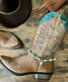 Cowgirl Boot Bracelet - Steer Head Charm with Champagne Crystals, Turquoise Beads, and Gold Metal Accents Boot Bling Jewelry, Boot Jewelry Diy Ideas, Crystals Turquoise, Shoe Bracelet, Turquoise Cowboy Boots, Cowgirl Bracelets, Country Girl Gifts, Turquoise Boots, Boot Charms