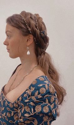 @ pipwoods IG Medieval Woman Hairstyle, Victoria Hairstyles, Regency Era Hairstyles Long Hair, Medieval Hair Styles, German Hairstyle Woman, My Lady Jane Costumes, Regal Hairstyles, Victorian Era Hair