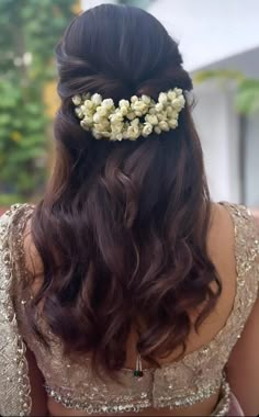 Curls For Indian Wedding, Curls Hairstyles Indian Wedding, Tamil Hairstyle For Saree, Saree With Flower In Hair, Tamil Saree Hairstyles, Hairstyles For Saree With Flowers, Curls With Flowers In Hair, Short Hairstyle Women Traditional Indian, Hair Styles With Flowers Indian