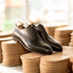 Introducing our new Cap-toe oxfords in black vegano. ​Discover at Carmina Shoemaker website & Stores. Wingtip Oxford Shoes, Oxfords Shoes, Wingtip Oxford, Shoes Collection, Shoe Collection, Dress Shoes Men, Oxford Shoes, Dress Shoes, Men's Shoes