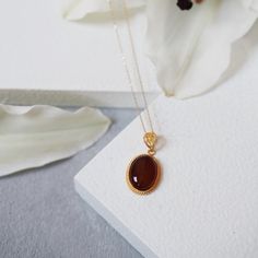 💍MATERIAL: This gold oval red agate necklace is crafted from 14k solid gold. This necklace are in 2.6 grams of gold for 17.71 inches. This necklace stones are made of red agate. It does not contain chemicals that may affect human health. 📏SIZE: This dainty necklace has multiple size options, so you can choose the necklace that best suits you. ⭐COLOR: You can choose the color that suits you best thanks to this unique 14k solid gold necklace with three different options. These three different co Elegant Amber Oval Cabochon Necklace, Formal Oval Amber Necklace, Elegant Oval Amber Necklaces, Elegant Yellow Gold Carnelian Necklace, Red Oval Carnelian Necklace, Elegant Carnelian Oval Pendant Jewelry, Red Carnelian Oval Necklace, Elegant Carnelian Necklaces In Yellow Gold, Elegant Carnelian Necklace With Polished Finish