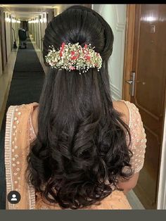 Hairstyles For Long Hair Engagement Indian, Engagement Hairstyles Half Up Half Down, Bridal Veni Hairstyle, Jewellery For Reception Saree, Engagement Saree Hairstyles, Hair Style For Marriage Saree, Marriage Reception Hairstyles, Semi Tied Hairstyle, Free Hair Hairstyles For Saree Reception