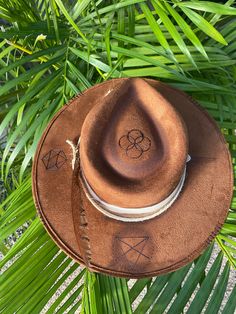 ◦ ँ ◦ FONTE TULUM◦ ँ ◦  Our Fonte Tulum hats have a classic full length brim of 9 cm, wich perfectly shades the face from the summer sun. Each piece is unique due its artisanal elaboration. The magical hands of the artisans unite with the current vision of our designs. From Tulum to the world. Sizes: M: Circumference is 56-58cm and fits most head sizes. L: Circumference is 60-62cm. Both sizes include an adjustable string inside for a secure fit. Artisan Fedora Panama Hat For Kentucky Derby, Artisan Panama Hat With Curved Brim For Kentucky Derby, Handmade Short Brim Hat For Western-themed Events, Brown Flat Crown Felt Hat For Summer, Brown Felt Hat With Flat Crown For Summer, Handmade Brown Fedora With Short Brim, Brown Handmade Fedora With Short Brim, Handmade Panama Hat For Kentucky Derby, Summer Brown Felt Hat With Flat Crown