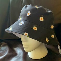 Nwt! Adorable Bucket Hat, Reversible From White To Black With Daisies. Perfect For Spring And Summer! Casual Adjustable Black Bucket Hat, Casual Black Adjustable Bucket Hat, Black Spring Bucket Hat, Black One-size Sun Hat For Spring, Adjustable Black Cotton Sun Hat, White Reversible Brimmed Bucket Hat, White Reversible Bucket Hat With Short Brim, White Reversible Short Brim Bucket Hat, Casual White Reversible Bucket Hat