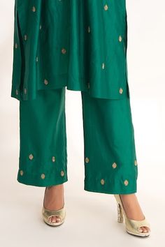 Emerald green straight kurta featuring zardozi hand embroidery in floral pattern. Paired with a co-ordinating pant. - Aza Fashions Festive Embroidered Straight Bottoms, Festive Embroidered Bottoms, Festive Straight Palazzo Set With Zari Work, Silk Pants With Chikankari Embroidery For Festive Occasions, Festive Silk Pants With Zari Work, Traditional Green Bottoms With Resham Embroidery, Festive Embroidered Sets With Straight Pants, Festive Straight Kurta Bottoms With Zari Work, Festive Kurta With Zari Work And Straight Pants