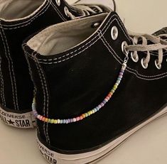 Shoe Straps Diy Ideas, Converse Bracelet, Converse Beads, Beads On Shoelaces, Beads Bracelets Aesthetic, Sneaker Diy, Shoe Charms Diy, Boty Converse, Diy Converse