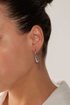 STYLE DETAILS: The Halcyon Drop Earring brings a refined addition to your accessories collection. Sleek, elongated droplets are secured with a stud closure and finished with stainless steel or gold plating. These earrings are ideal for days when you want a chic and understated look with minimal effort. FEATURES: Drop design Stud closure Gold Plated, Stainless Steel 3cm length Linen Bottoms, Unique Fits, Drop Design, Accessories Collection, Mid Dresses, Silver Drop Earrings, Drops Design, Mid Length Dresses, Drop Earring