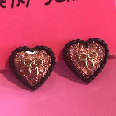 Pink And Black Glitter Sparkly Crystal Pink Lucite Heart Shaped Earrings Vintage By Betsey Johnson Walpaper Hello Kitty, Girly Accessories, Heart Shaped Earrings, Glitter Bow, Betsey Johnson Jewelry, Earrings Vintage, Black Glitter, Pink And Black, Pink Glitter