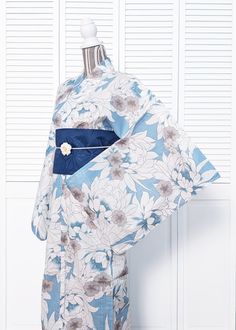 Japanese Yukata Kimono - White Chrysanthemums in Blue Blue Japanese Kimono, Blue Yukata Women, Blue Kimono Traditional, Japanese Yukata Women, Haori Ideas, Lotus Kimono, Kimono Outfit Japanese, Japan Costume, Cherry Blossom Kimono