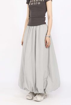 Look effortlessly stylish and stylishly comfortable with this Balloon Hem Parachute Maxi Skirt. Its lightweight, long silhouette adds an elegant touch to any outfit, while its parachute cut allows for an easy fit and comfortable day. Perfect for casual days, style it with any top for a fun and fashionable look. Float through the day with ease and confidence! Gender: WomenMaterial: PolyesterLength: MaxiWaist Type: High-Waist Sports Skirts, Urban Wear, White Skirts, Skirt Outfits, Dream Wardrobe, S Models, Urban Fashion, Fashion Inspo Outfits