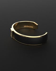 Pulsera de plata con formas elegantes y estilo muy masculino. Con un diseño robusto y contundente, se presenta como una pieza refinada para evocar un estilo atemporal.

Nuestras pulseras presentan una apariencia moderna con un toque fresco, utilizando una tradición que se remonta a los antiguos orfebres para redefinir un ícono desde una nueva perspectiva.
Con una sensibilidad a la vez antigua y moderna, estas pulseras tienen algo diferente que sugerir.
Es perfecto para cualquier ocasión y queda Classic Metal Cuff Bracelets, Luxury Cuff Bracelet With Oyster Detail, Classic Metal Cuff Bracelet, Modern Leather Bangle Bracelet For Formal Occasions, Modern Leather Bracelet For Formal Occasions, Timeless Formal Cuff Bracelet With Strap, Classic Metal Cuff Bracelet With Polished Finish, Modern Cuff Bracelets With Polished Finish, Modern Wristband Bangle With Bracelet Strap