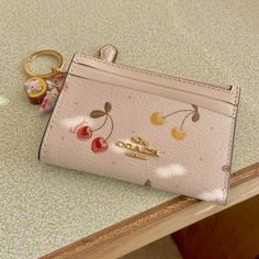 Coach Wallet Aesthetic, Cute Wallet Aesthetic, Aesthetic Wallet, Wallet Aesthetic, Wallet Cute, Purse Essentials, Handbag Essentials