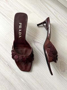 Beautiful pair of vintage PRADA kitten heel mules from the spring/summer 2000 collection. Color is burgundy/dark red, patent leather with metal charms. Size: IT 37.5 - fits true to size Very comfortable to wear Heel is 5.5 cm In good condition. The heel has some marks.  Comes without box and without dustbag Kitten Heels Closed Toe, Vintage Designer Shoes, Vintage Designer Heels, Kitten Heels Aesthetic, 2000s Heels, Kitten Sandals, 2000 Shoes, Shoes Kitten Heels, Vintage Kitten Heels