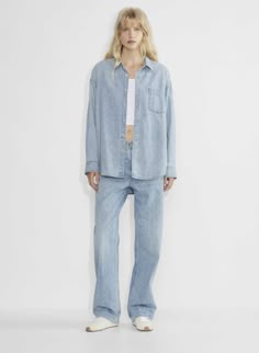 THE '80S COMFY DENIM SHIRT Oversized Denim Shirt, Denim Vans, Winter Styles, Shorts Sweatpants, Jacket Parka, Fashion 2024, Loose Jeans, Jeans Material, Fall Style