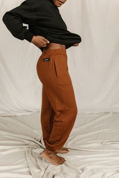 Elevate your casual style with the Copper Quilted Joggers, a chic and comfortable addition to your wardrobe. These joggers feature a unique quilted copper design, with a black and white "&ave" patch, creating a stylish and distinctive look. Models are wearing size Small and XXL. Outdoorsy Casual Outfits, Quilted Joggers Outfit, Fall Joggers Outfit, 30 Yr Old Women Fashion, Plus Size Travel Outfits, Cute Sweat Pants, Crunchy Outfits, Quilted Joggers, Womens Joggers Outfit