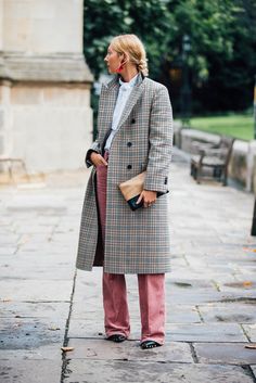 Karomantel in Überlänge: Das It-Piece dieses Winters! Pink Coat Street Style, Plaid Coat Pink, Plaid V-neck Winter Dress, Tartan Coat Street Style, Casual Plaid V-neck Outerwear, Blazer Outfit, Mode Tips, Fashion Week 2018, London Street Style