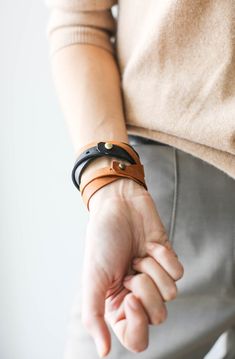 Женский кожаный браслет Коричневый кожаный браслет Кожаный - Etsy.de Bracelets Leather Women, Adjustable Leather Bracelet With Wrist Strap, Adjustable Leather Strap Bracelets For Everyday, Adjustable Leather Wristband For Everyday, Adjustable Leather Bangle Bracelet For Everyday, Adjustable Leather Strap Wristband Bracelet, Adjustable Modern Leather Bracelet For Everyday Use, Adjustable Leather Bracelets, Leather Bracelets For Everyday Use