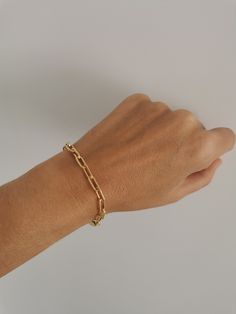 This Italian handcrafted chain link bracelet is completely composed of sterling silver and 18k gold plated silver and is uniquely made with a semi-hollow interior for comfortable everyday wear that will not dent An extender chain 16cm+2cm means it adjusts to fit different sizes. . Each individual necklace is unique and one of a kind and cleaned, buffed and polished. - we use only the finest quality materials - all components are 100% sterling silver or 18k Gold plated (Nickel free) - all pieces Oval Link Paperclip Bracelet As Gift, Gold Plated Cable Chain Bracelet, Gold-plated Cable Chain Bracelet, Modern Paperclip Link Bracelet For Gift, 14k Gold Oval Bracelet For Everyday, Modern Link Paperclip Bracelet As Gift, Everyday 14k Gold Oval Bracelet, Everyday Oval 14k Gold Bracelet, Gold Link Bracelet As Gift