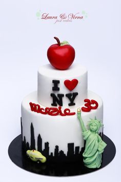 a cake with the statue of liberty and an apple on top that says i love new york