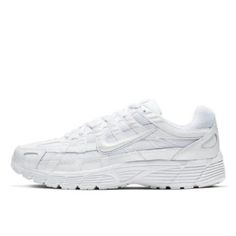 Caractéristiques de la Nike P-6000 Triple White La Nike P-6000 Triple White est une Nike P-6000 qui combine l'héritage du running des années 2000 avec une esthétique contemporaine et minimaliste. Entièrement vêtue de blanc, cette Nike P 6000 blanc présente une tige en mesh respirant avec des superpositions en cuir synthétique, offrant à la fois confort, soutien et durabilité. Le design multi-couches s'inspire des chaussures de course rétro de Nike, tout en intégrant des détails modernes pour un Nike P6000, Air Jordan 1 Women, Softball Outfits, P 6000, Basket Nike, Nike Air Pegasus, European Shoes, Soccer Outfits, Baskets Nike