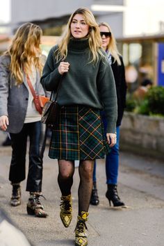 Scottish Skirt Outfit, Aw Outfits, Beige Ankle Boots, How To Wear Ankle Boots, Boots Outfit Ankle, Tartan Skirt, Song Of Style, Outfit Formulas