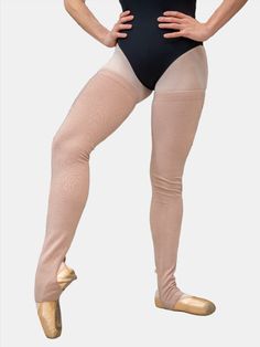 The MP907 dark pink long dance leg warmers are all you need to keep your muscles warm during your rehearsals or ballet classes. They offer maximum comfort and adapt perfectly to your legs. Length: 83 cm (32.6 inches) Suitable for both women and men Features an elastic band at the top to prevent sliding, ensuring you won't have to adjust them constantly Includes heel holes, allowing you to wear them comfortably with your dance shoes Crafted from a hypoallergenic and soft-to-touch fabric Compositi