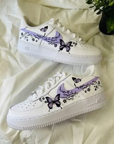 Take flight with Purple Butterflies Flowers Custom Air Force 1. Featuring a bold and vibrant pattern of purple butterflies and flowers, these sneakers are perfect for wild adventurers looking to stand out. Let your style take flight today! 🦋 🔥 100% genuine, Brand New.👟 Custom sneakers.💫 Every pair is hand-made to order.✨ Best quality waterproof and scratch-proof paints used.✨ 1000+ satisfied customers across various platforms. 🌎Free worldwide shipping,shipping within 5-12 working days🎁 Tre Purple Butterfly Quinceanera Theme, Nike Shoes Women Fashion, Customized Shoes, Pretty Sneakers, Butterfly Shoes, Custom Shoes Diy, Nike Shoes Girls, Nike Fashion Shoes, Preppy Shoes