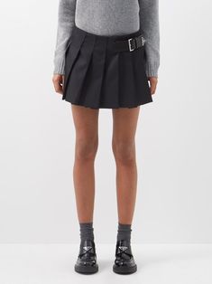 Prada riffs on collegiate codes when designing this black Re-nylon mini skirt, shaped with sharp knife pleats and finished with a buckled leather accent. Chunky Loafers Outfit, Pleated Black Skirt, Prada Skirt, Chunky Loafer, Prada Loafers, Satin Mini Skirt, Flats Shoes Comfortable, Sharp Knife, Chunky Loafers