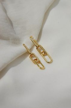 Luxury Metal Clip-on Earrings With Polished Finish, Pierced Link Earrings For Gift, Gold Earrings With Hook And Links For Gift, Minimalist Single Link Earring, Link Shaped Pierced Earrings As Gift, Gold Dangle Earrings With Hooks And Links, Gold Paperclip Hoop Earrings As Gift, Gold Single Paperclip Earring, Gold Paperclip Shape Single Earring