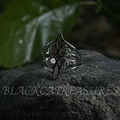 Schütze dich vor negativer Energie und ziehe positive Energie an mit diesem umwerfenden Witches Knot Ring. 🤍 ✨ Hergestellt aus Edelstahl und mit einem einzigartigen und komplizierten Design, ist dieser Ring perfekt für alle, die den gotischen, keltischen oder Wicca-Stil lieben. 🕯️ 🖤 Das Hexenknoten-Symbol ist ein mächtiger Schutzzauber, der seit Jahrhunderten verwendet wird. 🌙 Er soll böse Geister abwehren und den Träger vor Unheil bewahren. Dieser Ring ist der perfekte Weg, um einen Hauch v Wiccan Style, Celtic Symbolism, Witches Knot, Attract Positive Energy, Protective Charms, Ward Off Evil Spirits, Celtic Ring, Magic And Mystery, Wiccan Jewelry