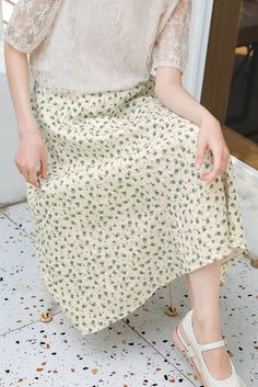 Green Floral Midi Skirt M Green Sequin Skirt, Blue Plaid Skirt, White Flowy Top, Fashion Chingu, Leather Pleated Skirt, Embellished Skirt, Micro Skirt, Black Leather Skirts, Green Sequins