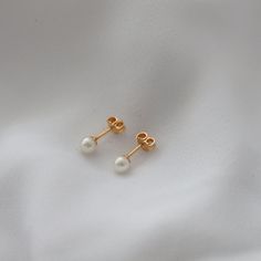 Delicate, mini pearl earrings for your everyday outfits! Cheap Minimalist Pearl Earrings With Charm, Everyday Outfits, Sale Items, Pearl Earrings