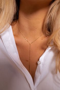 Elegant golden necklace with a drop chain detail; the perfect accessory to elevate any outfit. Must-have for any jewelry collection! Golden Necklace, Accessories Jewelry, Must Haves, Jewelry Collection, Fitness Models, Jewelry Accessories, Chain, Clothes