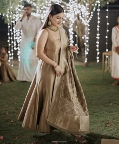 Kerala Bridesmaid Saree, Christian Wedding Guest Outfit, Kerala Christian Engagement Dress, Madhuramveppu Dress, Onam Ideas, Roka Outfits, Churidar Design, Kerala Engagement Dress, Bride Hairstyles With Veil