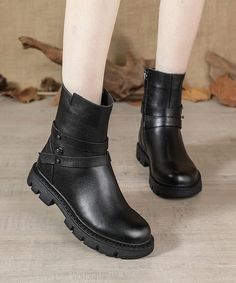 Black Genuine Leather Platform flat bootsMade of:-Cowhide Leather Upper.-Rubber sole-Faux Fur cushioned insole.1.18"/3cm Heel Black Flat Boots, Platform Flats, Flat Boots, Drawstring Hoodie, Brown Boots, Biker Boot, Cowhide Leather, Long Sweatshirt, Black Boots