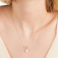 This classic necklace makes the perfect accessory. Effortless style pairs with casual elegance to create a timeless look. Money Necklace, Vintage Opulence, Pearl Necklace Gold, Necklace Gold Chain, Classic Necklace, Gold Pearl Necklace, Old Money Style, Timeless Jewelry, Classic Outfits