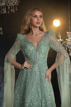 Treten Sie in Eleganz ein mit diesem mintgrünen Abendkleid mit Pailletten, das Sie bei jedem Anlass zum Strahlen bringt. Das Kleid verfügt über ein faszinierendes Paillettenmuster, das das Licht wunderschön einfängt und ein bezauberndes Funkeln erzeugt. Der tiefe V-Ausschnitt ergänzt das taillierte Oberteil, während die transparenten, verzierten Cape-Ärmel anmutig von den Schultern herabfließen und einen Hauch ätherischen Charmes verleihen.

 Das Kleid geht in einen fließenden A-Linien-Rock übe Evening Gown Plus Size, Green Gowns, Dress With Cape Sleeves, Fashion Dresses For Women, Nontraditional Wedding Dress, Antoinette Dress, Wedding Dresses High Low, Champagne Evening Dress, Dress With Cape