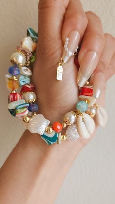 Embrace your inner beach babe with this unique bracelet. Featuring an eye-catching colorful beads design, steel beads, glass beads, and real sea shells, it's the ultimate must-have for all your seaside adventures. Add some beachy vibes to your style with this playful and one-of-a-kind bracelet! Glass Beads Bracelet Ideas, Cute Handmade Bracelets, Bracelet Ideas Beads, Cute Charm Bracelets, Ocean Bracelet, Seashell Bracelet, Beads Design, Beachy Vibes, Shell Bracelet