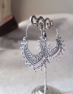 African geometric silver plated earrings SIZE: 48 mm x 38 mm. YOU CAN FIND SOME SIMILAR MODELS IN: https://www.etsy.com/es/listing/483419991/pendientes-tribal-espiral-brass-earrings?ref=shop_home_active_1&frs=1 https://www.etsy.com/es/listing/702446473/pendientes-bohemios-ethnic-earrings-gold?ref=shop_home_active_6&frs=1 https://www.etsy.com/es/listing/701692855/pendientes-tribales-gold-earrings-ethnic?ref=shop_home_active_7&frs=1 SHIPPING: I use certified mail for my shipments. You Metal Hoop Jewelry With Intricate Design, Intricate Hoop Metal Jewelry, Unique Summer Metal Jewelry, Handmade Alloy Drop Earrings, Bohemian Metal Plug Earrings With Ear Wire, Handmade Alloy Dangle Earrings, Handmade Silver Bohemian Jewelry, Metal Teardrop Jewelry With Intricate Design, Summer Silver Alloy Earrings