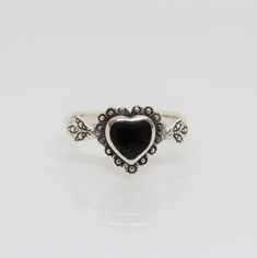 Vintage Sterling Silver Black Onyx Heart Ring ...Marked 925...Total of weights 3.1grams...Size 8...Measure of Face 10.5MM...It's in very good condition. Vintage Gothic Rings, Black Vintage Jewelry, Vintage Silver Rings Engagement, Silver Gothic Jewelry, Gothic Rings Engagement, Silver And Black Rings, Goth Wedding Ring, Goth Engagement Rings, Black And Silver Jewelry