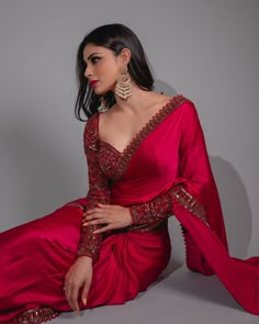 Editor's Note Red Sweetheart Neck Blouse Paired With Satin Saree Fabric: Velvet, Satin Color: Red Care: Dry Clean Only About the Designer Vvani by Vani Vats- an Indian ethnic women’s wear label. It is a depiction of the royal and intricate handcrafted embroideries in unconventional designs. Sequence Saree, Fashionable Saree, Fashionable Saree Blouse Designs, Fancy Sarees Party Wear, Party Sarees, Indian Saree Blouse, Dresses Traditional, Saree Designs Party Wear, Indian Fashion Saree