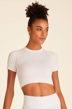 A soon-to-be staple in both your workout ensemble and everyday wardrobe. Our incredibly versatile Barre Seamless Tee is made to move with you. This style runs small. Please consider sizing up. Teen Shopping, Tiktok Outfits, Bra Size Charts, Workout Crop Top, Seamless Bra, Cropped Tee, Sport Bra, Workout Accessories, Basic Tops